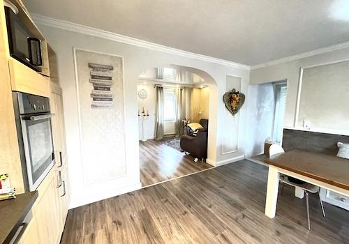 Blick von der Wohnküche ins Wohnzimmer (EG)