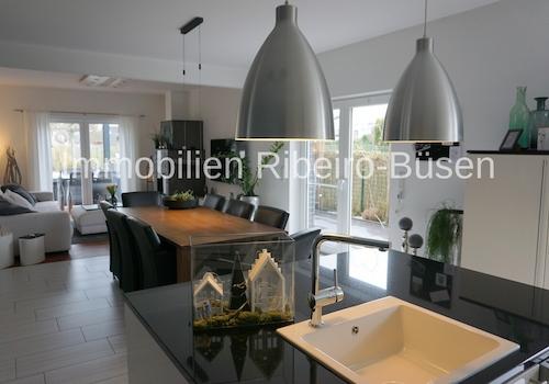 Blick von der Küche ins Esszimmer