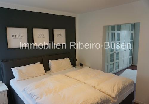 Das Schlafzimmer mit Blick in den Ankleidebereich