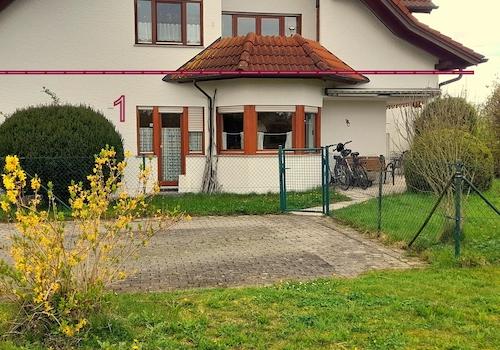 Ansicht Parkplätze & Garten