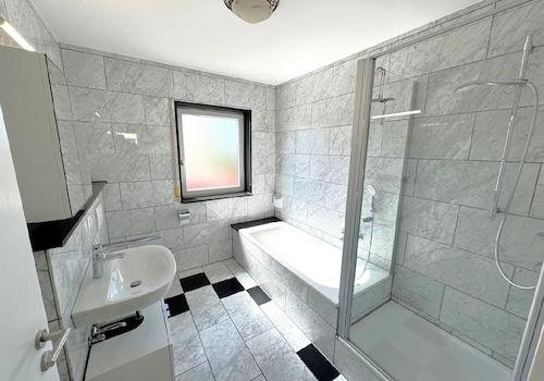 TGL-Bad + Wanne + Dusche