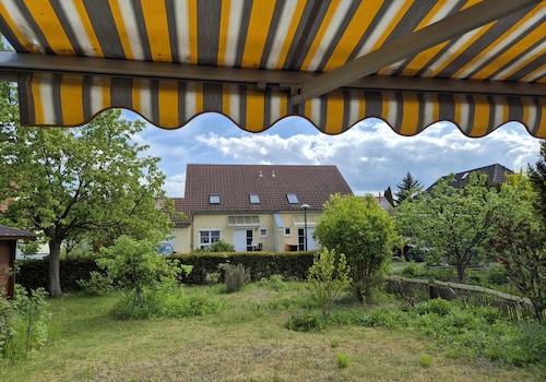 Blick zum Nachbarhaus gegenübe
