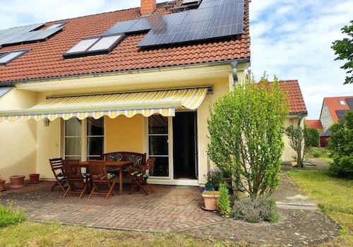 Dach mit PV Anlage