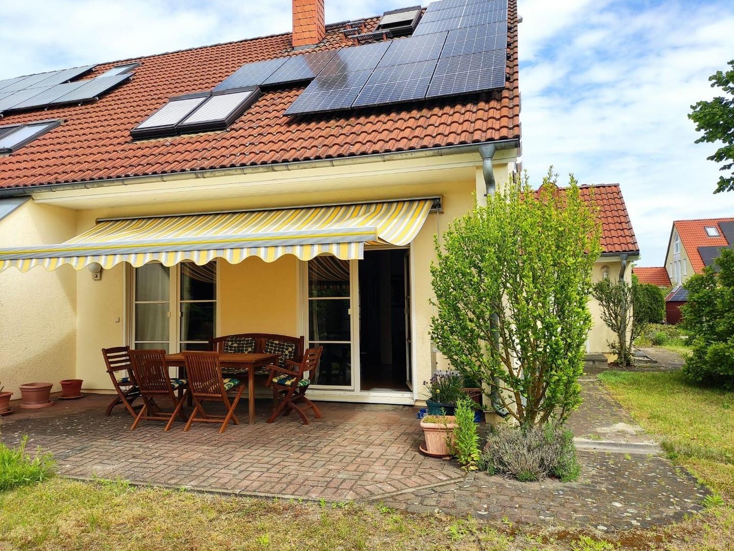 Dach mit PV Anlage