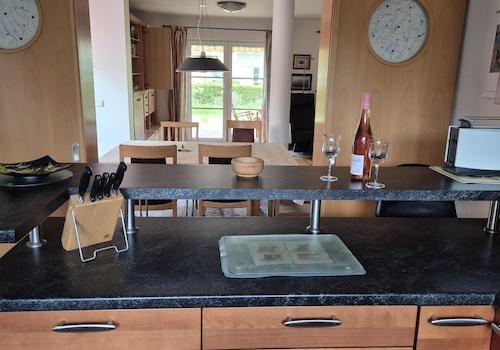 Blick Küche in Wohnbereich