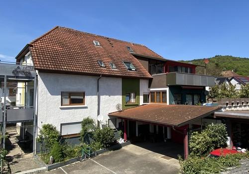 Vorderansicht mit Balkon