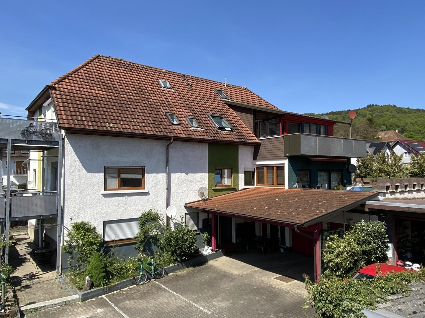 Vorderansicht mit Balkon