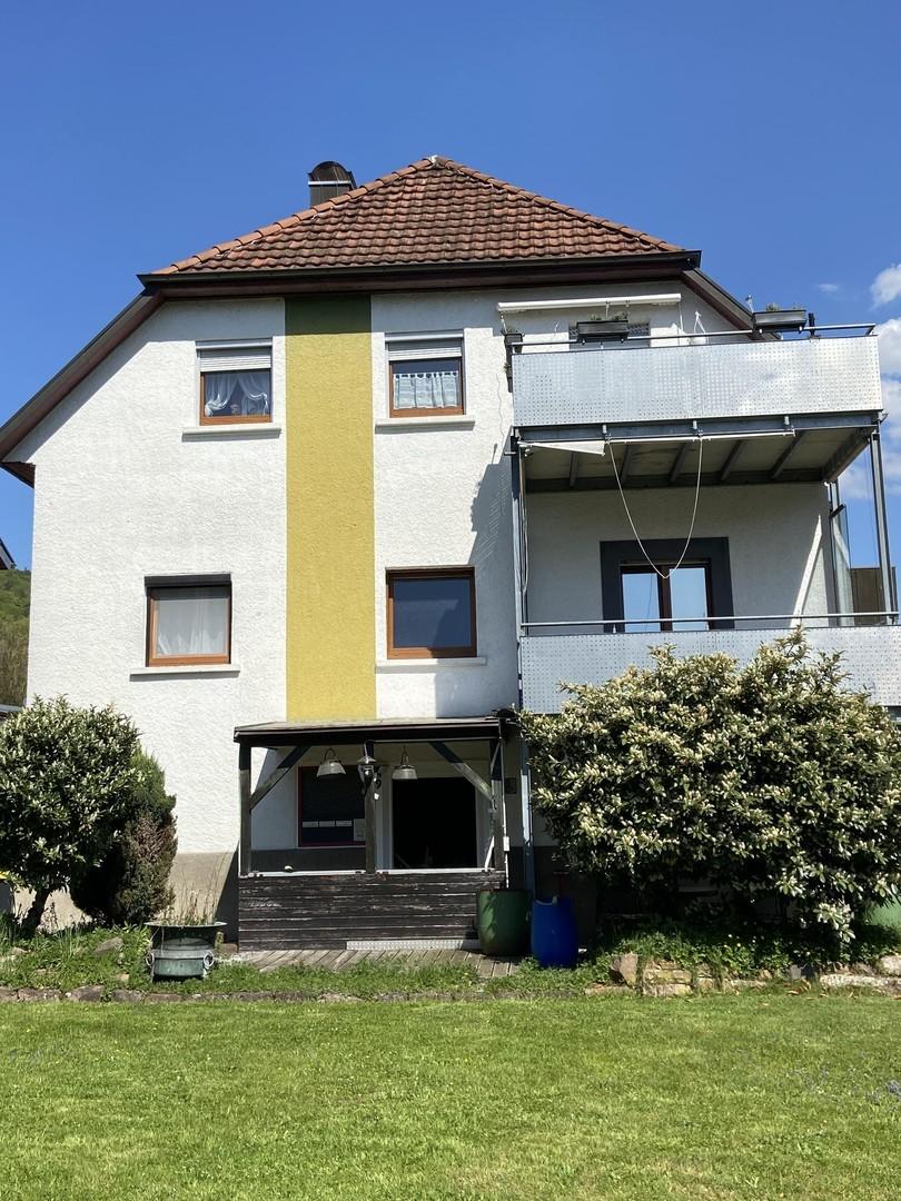 Seitenansicht links mit Balkon