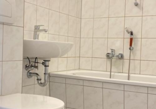 gefliestes wannenbad