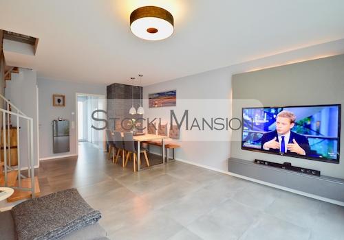 Wohnzimmer mit TV & Essplatz