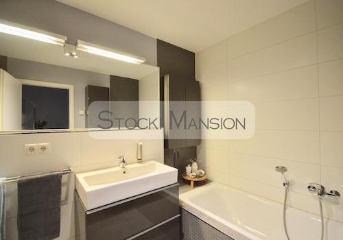 Modernes Vollbad mit Badewanne