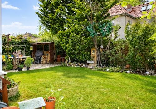 Ruhiger sonniger Garten Süd-Ost