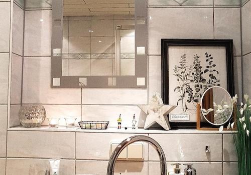 Badezimmer m. Steinwaschbecken