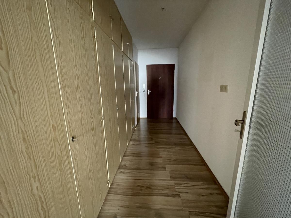 Flur mit Blick zum Eingang und Einbauschränken