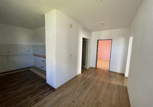 Küchenbereich und Esszimmer mit Blick zur Wohnzimmertür