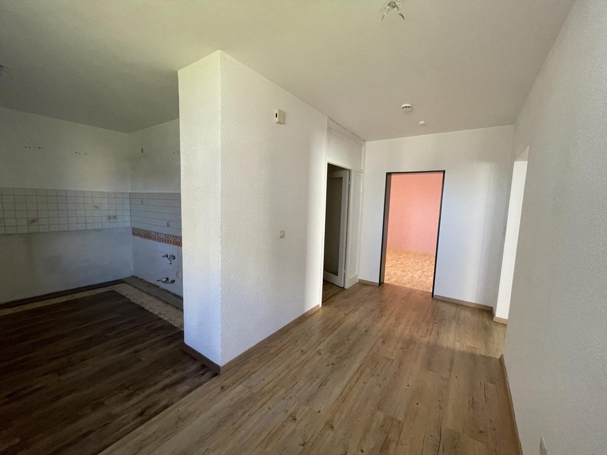 Küchenbereich und Esszimmer mit Blick zur Wohnzimmertür