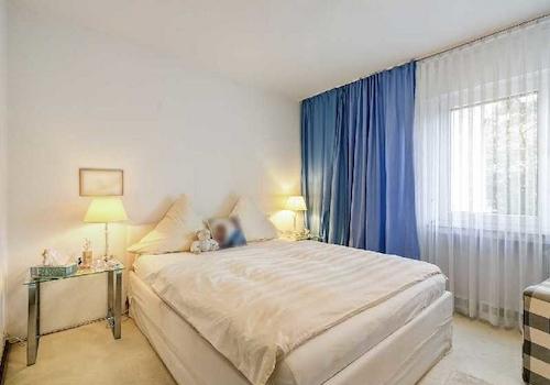 Schlafzimmer (EG)