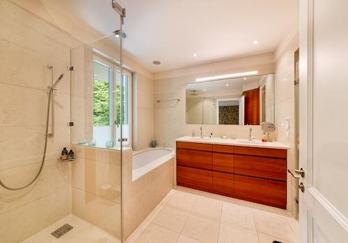 Badezimmer mit Dusche