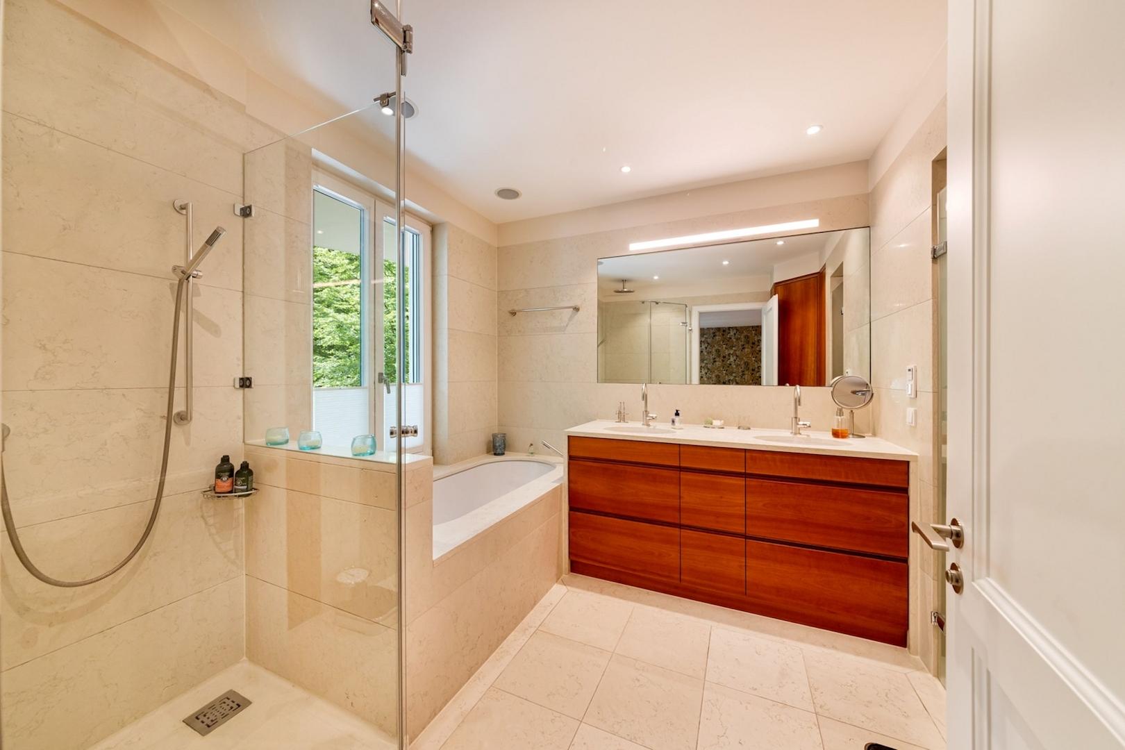 Badezimmer mit Dusche