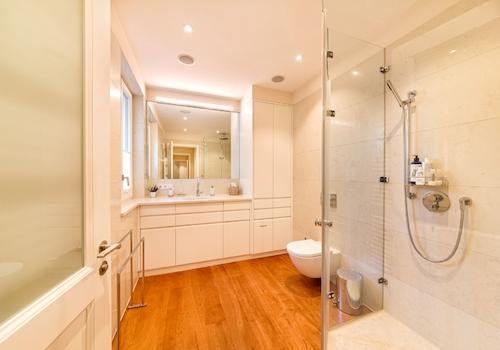 Badezimmer mit Dusche