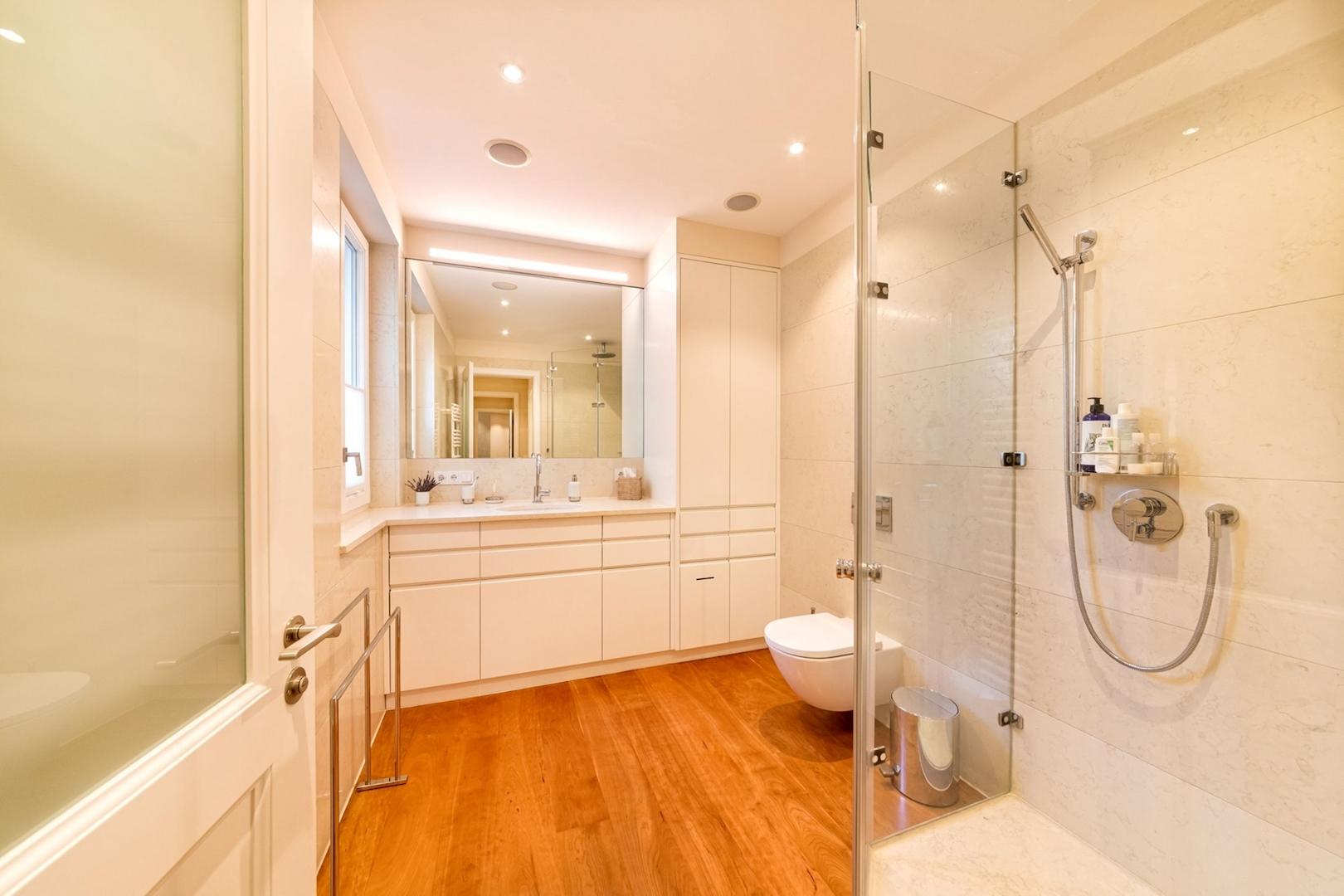 Badezimmer mit Dusche