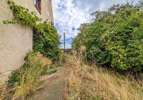 Weg hinter dem Haus