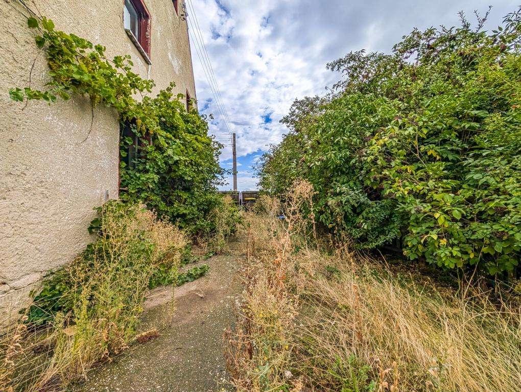 Weg hinter dem Haus
