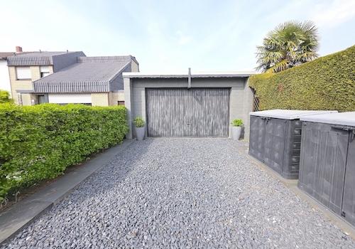GARAGE UND STELLPLÄTZE