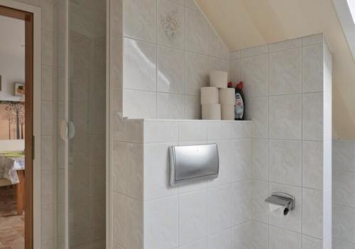 Dusche in der Wand