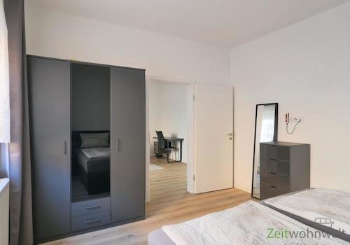 Kleiderschrank und Kommode