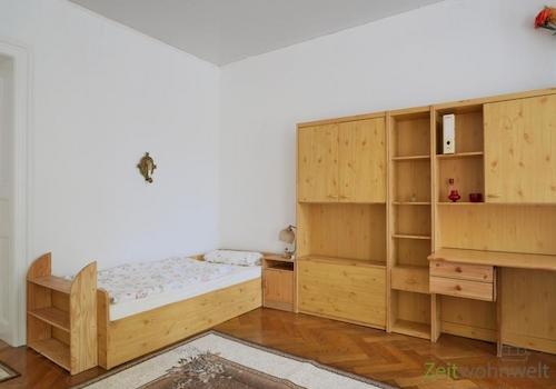 Blick zu Bett und Schrankwand