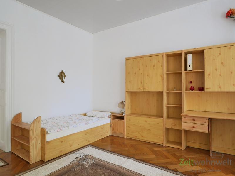 Blick zu Bett und Schrankwand