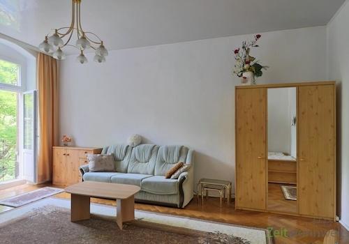 Sofa und Kleiderschrank