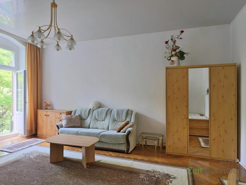 Sofa und Kleiderschrank