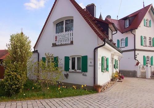 Einfahrt zur Villa