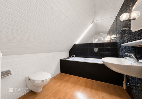 Badezimmer Obergeschoss Bild 2 (Eichrichtungsbeispiel KI generiert)