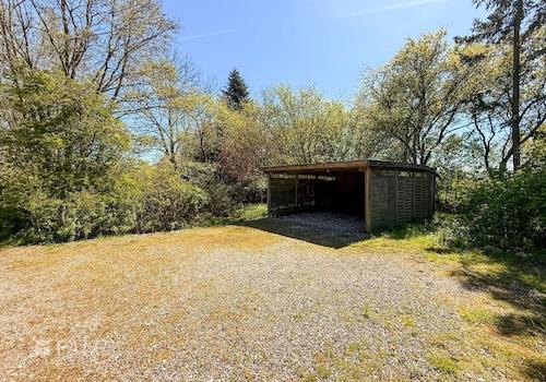 Parkplatz mit Carport