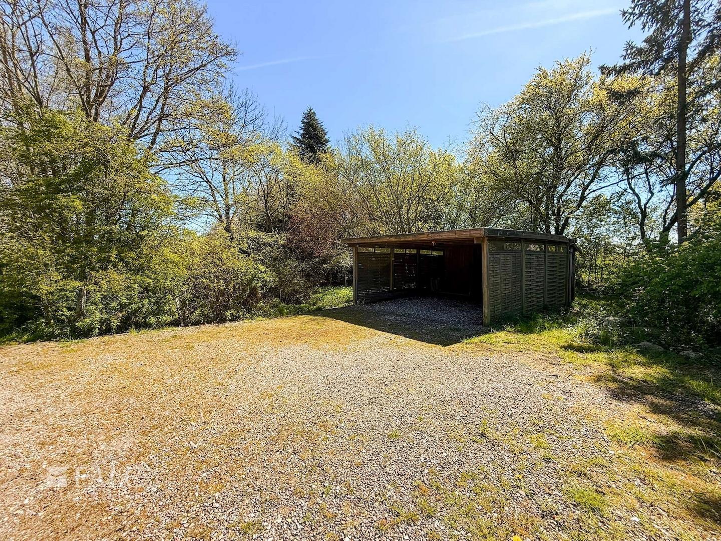 Parkplatz mit Carport