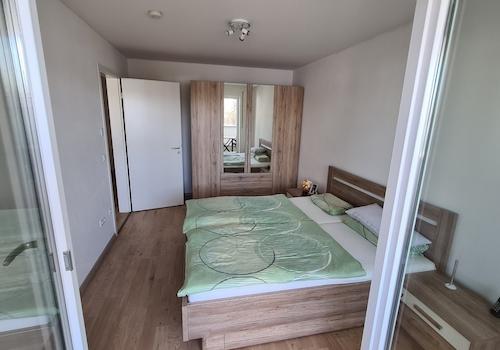 möbl. Schlafzimmer vom Balkon 