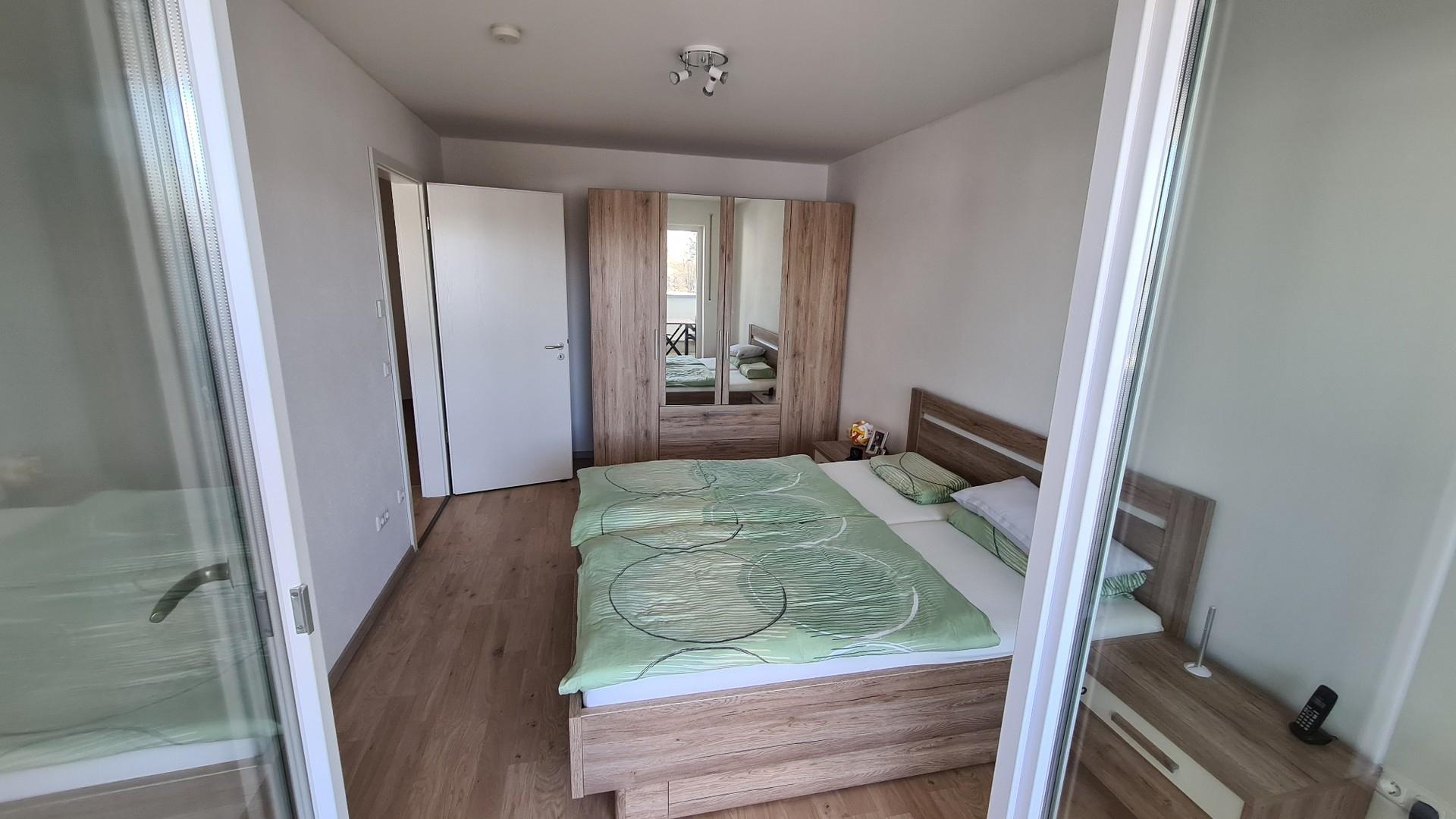 möbl. Schlafzimmer vom Balkon 