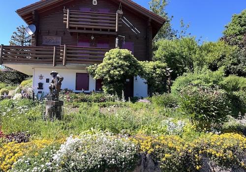 Hausansicht mit Bauerngarten