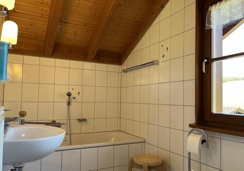 Bad mit Wanne und Dusch 1. OG
