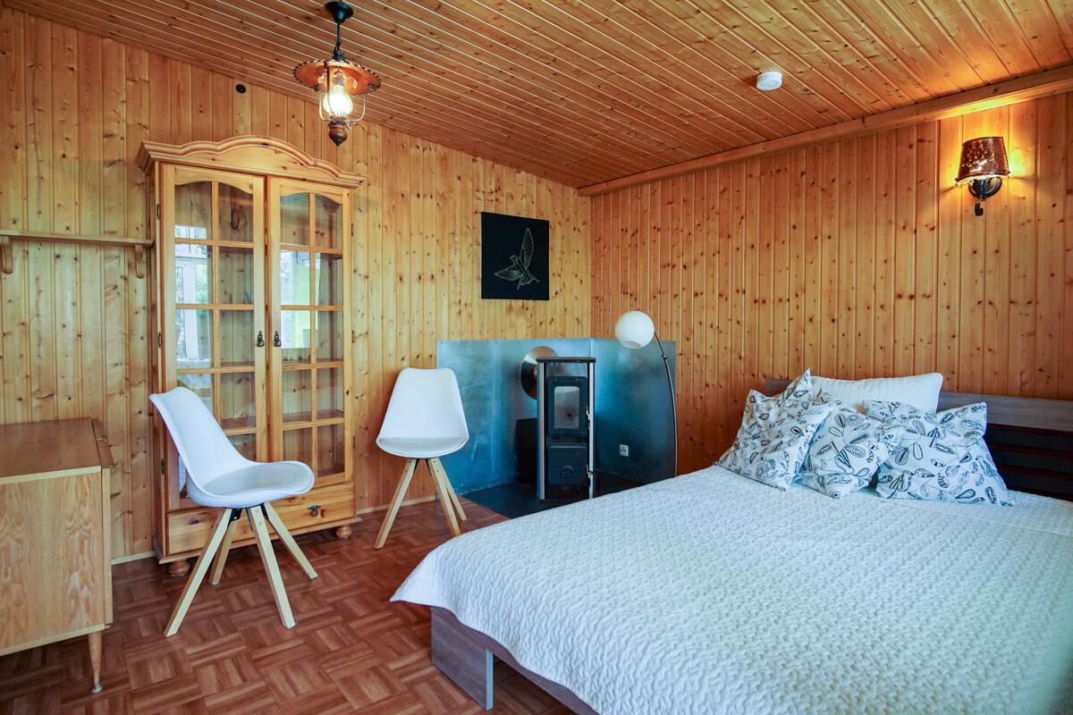 Kaminofen im Wohn- und Schlafzimmer