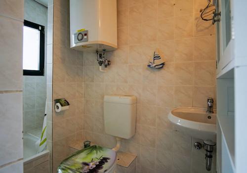 Bad mit Dusche und Waschbecken