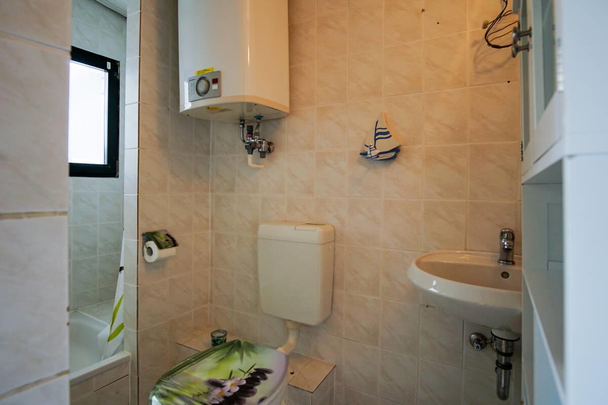 Bad mit Dusche und Waschbecken
