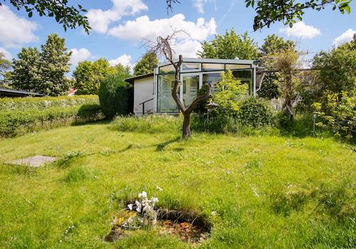 Blick von Gartenseite auf den Bunglow