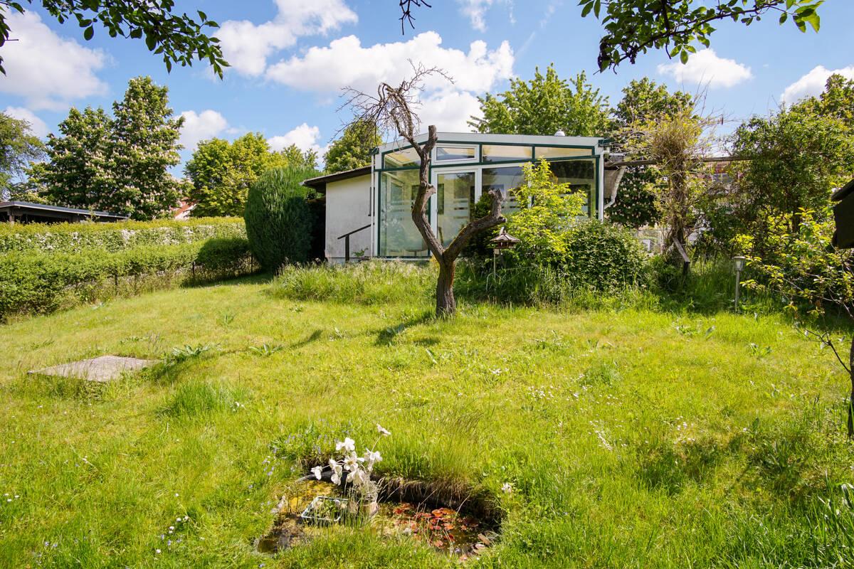 Blick von Gartenseite auf den Bunglow