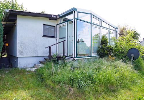 Hinterseite Bungalow mit Wintergarten