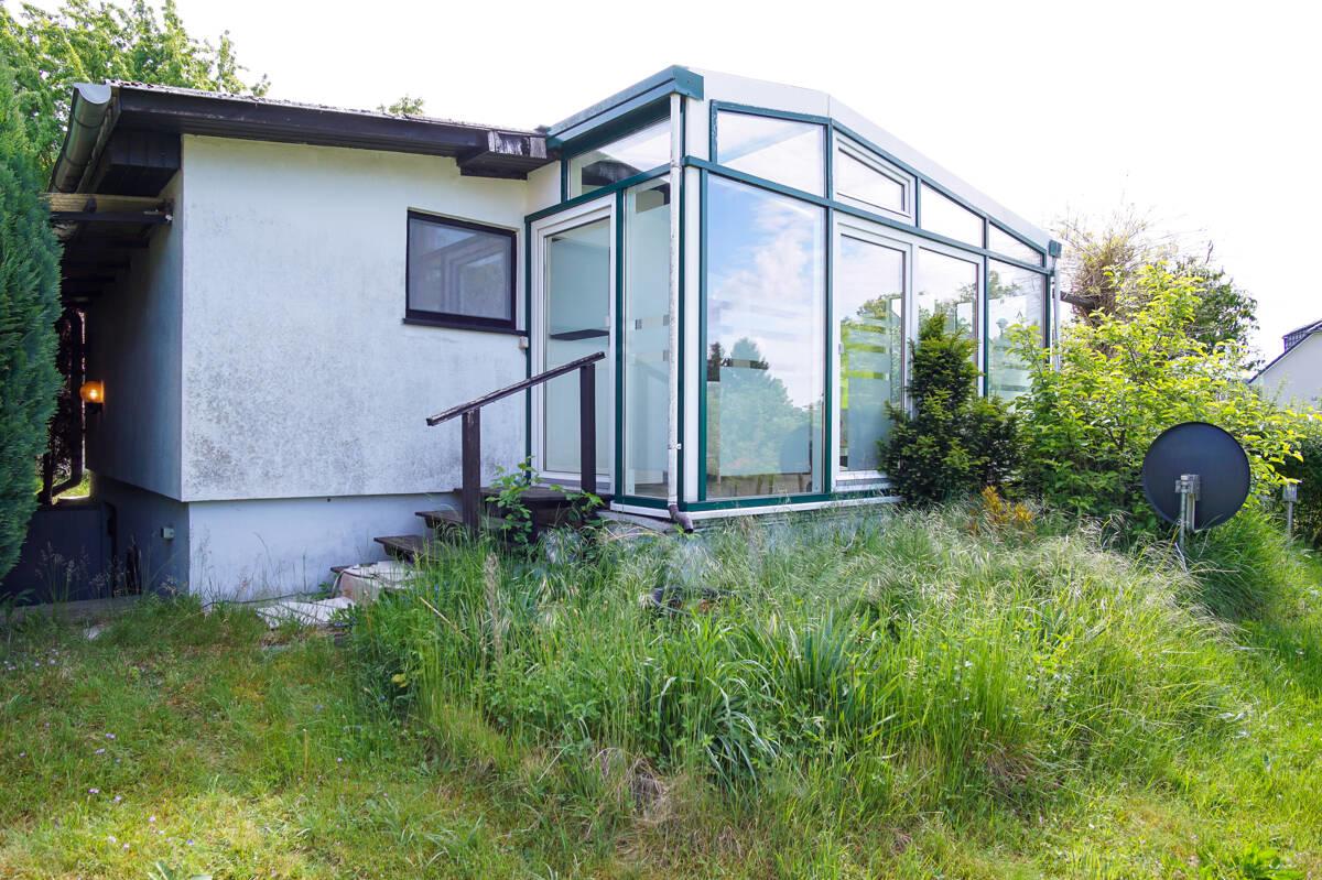 Hinterseite Bungalow mit Wintergarten