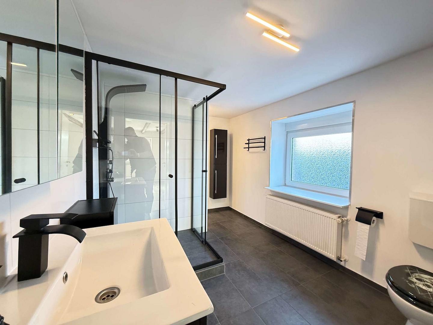 Modernes Badezimmer